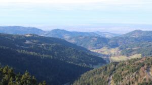 Dieses Bild zeigt eine Webcam-Aufnahme vom Achertal, aufgenommen am Dienstag, den 02.12.2025 um 12:20 Uhr. Die Temperatur betrug 5.6°C.