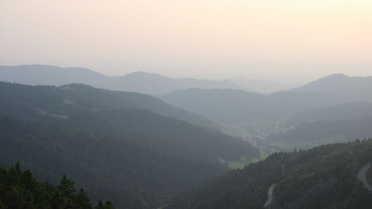 Dieses Bild zeigt eine Webcam-Aufnahme vom Achertal, aufgenommen am Dienstag, den 10.06.2025 um 20:50 Uhr. Die Temperatur betrug 15°C.