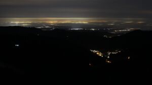 Dieses Bild zeigt eine Webcam-Aufnahme vom Achertal, aufgenommen am Freitag, den 12.12.2025 um 01:30 Uhr. Die Temperatur betrug 7.2°C.