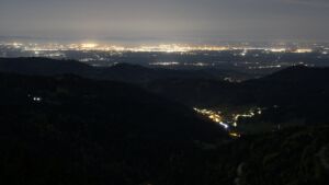 Dieses Bild zeigt eine Webcam-Aufnahme vom Achertal, aufgenommen am Montag, den 27.04.2026 um 00:00 Uhr. Die Temperatur betrug 9.5°C.