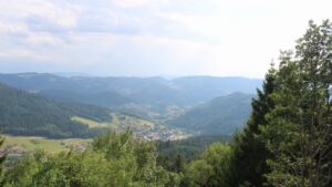 Dieses Bild zeigt eine Webcam-Aufnahme vom Achertal, aufgenommen am Mittwoch, den 15.07.2026 um 17:30 Uhr. Die Temperatur betrug 27.4°C.