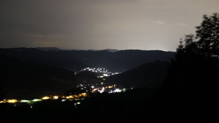 Dieses Bild zeigt eine Webcam-Aufnahme vom Achertal, aufgenommen am Mittwoch, den 15.07.2026 um 01:30 Uhr. Die Temperatur betrug 21.7°C.