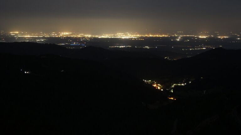 Dieses Bild zeigt eine Webcam-Aufnahme vom Achertal, aufgenommen am Samstag, den 19.07.2025 um 03:50 Uhr. Die Temperatur betrug 15.5°C.