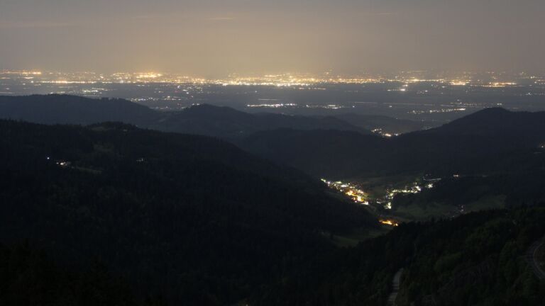 Dieses Bild zeigt eine Webcam-Aufnahme vom Achertal, aufgenommen am Donnerstag, den 08.05.2025 um 22:40 Uhr. Die Temperatur betrug 4.5°C.