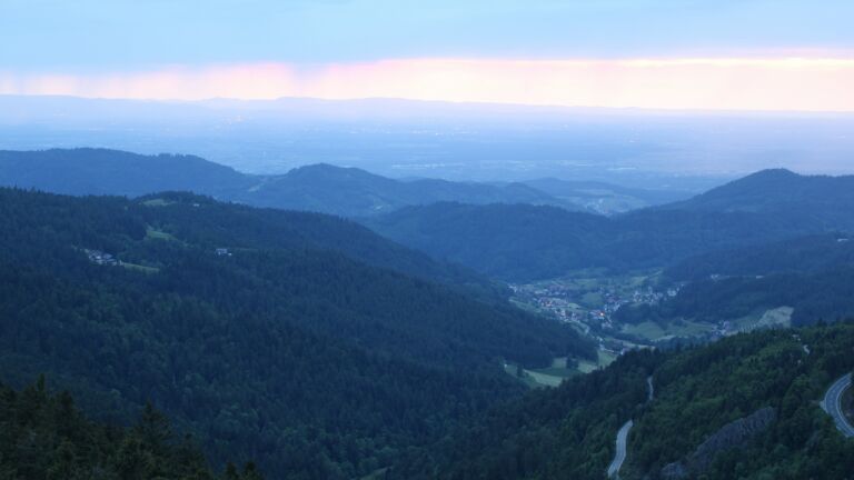 Dieses Bild zeigt eine Webcam-Aufnahme vom Achertal, aufgenommen am Dienstag, den 20.05.2025 um 21:10 Uhr. Die Temperatur betrug 13.4°C.