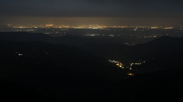 Dieses Bild zeigt eine Webcam-Aufnahme vom Achertal, aufgenommen am Montag, den 13.10.2025 um 00:30 Uhr. Die Temperatur betrug 5.9°C.