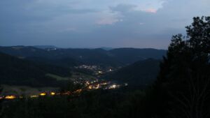 Dieses Bild zeigt eine Webcam-Aufnahme vom Achertal, aufgenommen am Dienstag, den 04.08.2026 um 21:50 Uhr. Die Temperatur betrug 26.7°C.