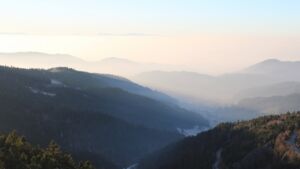 Dieses Bild zeigt eine Webcam-Aufnahme vom Achertal, aufgenommen am Samstag, den 27.12.2025 um 15:50 Uhr. Die Temperatur betrug 4.4°C.