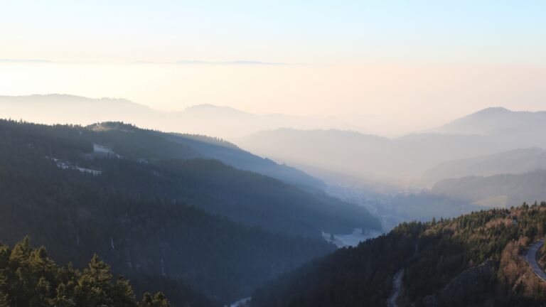 Dieses Bild zeigt eine Webcam-Aufnahme vom Achertal, aufgenommen am Samstag, den 27.12.2025 um 15:50 Uhr. Die Temperatur betrug 4.4°C.