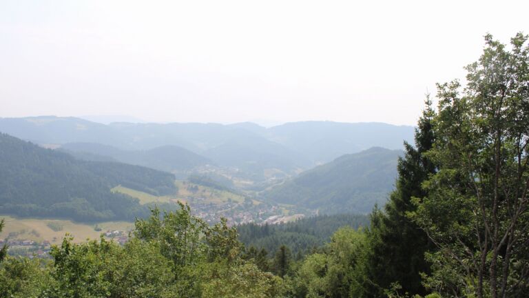 Dieses Bild zeigt eine Webcam-Aufnahme vom Achertal, aufgenommen am Donnerstag, den 30.07.2026 um 15:50 Uhr. Die Temperatur betrug 32.8°C.