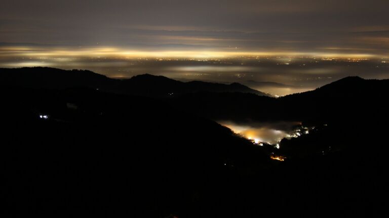 Dieses Bild zeigt eine Webcam-Aufnahme vom Achertal, aufgenommen am Donnerstag, den 05.02.2026 um 22:00 Uhr. Die Temperatur betrug 2.9°C.