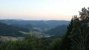 Dieses Bild zeigt eine Webcam-Aufnahme vom Achertal, aufgenommen am Dienstag, den 11.08.2026 um 20:50 Uhr. Die Temperatur betrug 23.7°C.