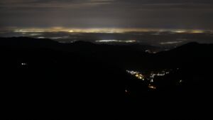 Dieses Bild zeigt eine Webcam-Aufnahme vom Achertal, aufgenommen am Sonntag, den 21.12.2025 um 00:30 Uhr. Die Temperatur betrug 8.9°C.