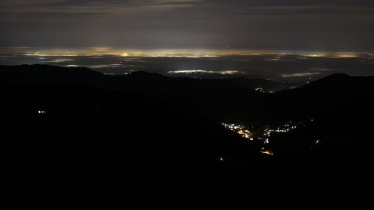 Dieses Bild zeigt eine Webcam-Aufnahme vom Achertal, aufgenommen am Sonntag, den 21.12.2025 um 00:30 Uhr. Die Temperatur betrug 8.9°C.