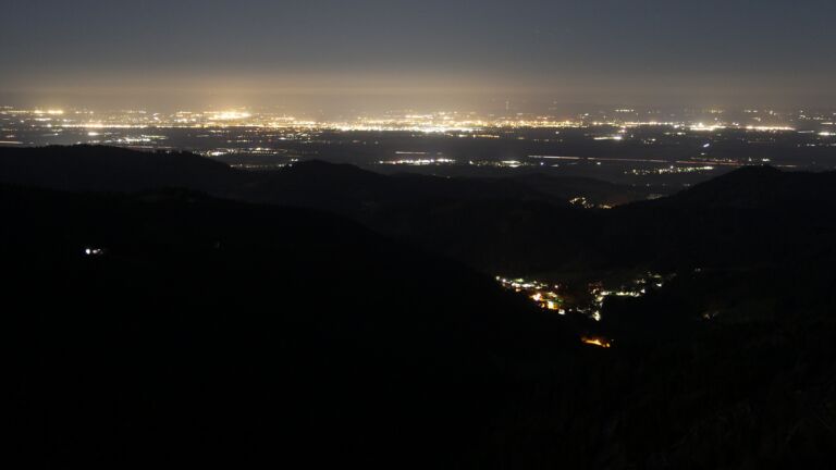 Dieses Bild zeigt eine Webcam-Aufnahme vom Achertal, aufgenommen am Dienstag, den 07.04.2026 um 04:50 Uhr. Die Temperatur betrug 6.4°C.