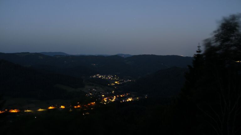 Dieses Bild zeigt eine Webcam-Aufnahme vom Achertal, aufgenommen am Dienstag, den 26.05.2026 um 04:30 Uhr. Die Temperatur betrug 21.3°C.