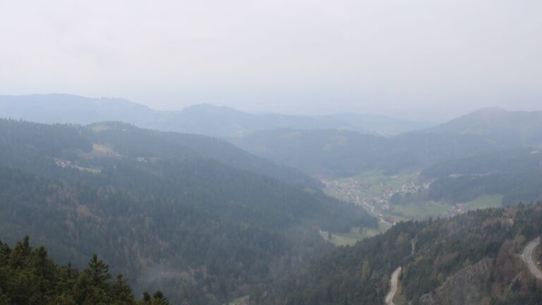 Dieses Bild zeigt eine Webcam-Aufnahme vom Achertal, aufgenommen am Freitag, den 10.04.2026 um 15:20 Uhr. Die Temperatur betrug 8.4°C.