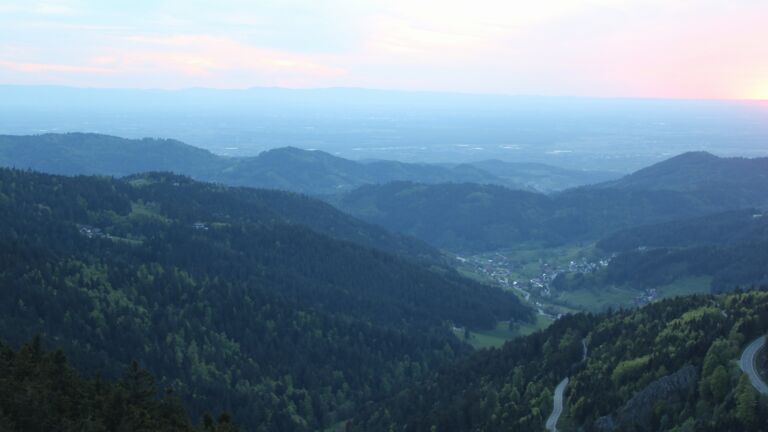 Dieses Bild zeigt eine Webcam-Aufnahme vom Achertal, aufgenommen am Montag, den 27.04.2026 um 20:40 Uhr. Die Temperatur betrug 10.9°C.