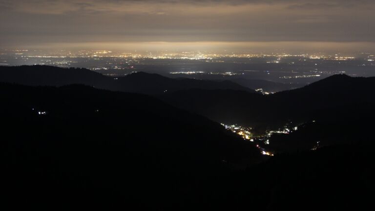 Dieses Bild zeigt eine Webcam-Aufnahme vom Achertal, aufgenommen am Montag, den 29.09.2025 um 21:30 Uhr. Die Temperatur betrug 10.2°C.