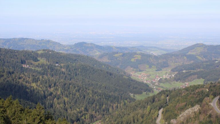 Dieses Bild zeigt eine Webcam-Aufnahme vom Achertal, aufgenommen am Samstag, den 18.04.2026 um 09:30 Uhr. Die Temperatur betrug 14.2°C.