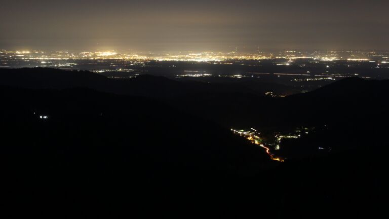 Dieses Bild zeigt eine Webcam-Aufnahme vom Achertal, aufgenommen am Freitag, den 17.04.2026 um 05:10 Uhr. Die Temperatur betrug 9.7°C.