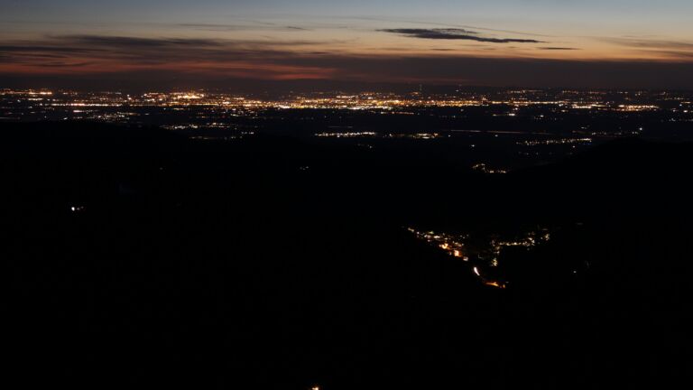 Dieses Bild zeigt eine Webcam-Aufnahme vom Achertal, aufgenommen am Samstag, den 04.04.2026 um 21:10 Uhr. Die Temperatur betrug 7.4°C.