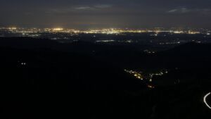 Dieses Bild zeigt eine Webcam-Aufnahme vom Achertal, aufgenommen am Montag, den 27.04.2026 um 21:50 Uhr. Die Temperatur betrug 10.3°C.