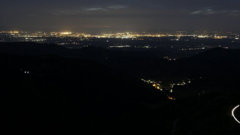 Dieses Bild zeigt eine Webcam-Aufnahme vom Achertal, aufgenommen am Montag, den 27.04.2026 um 21:50 Uhr. Die Temperatur betrug 10.3°C.