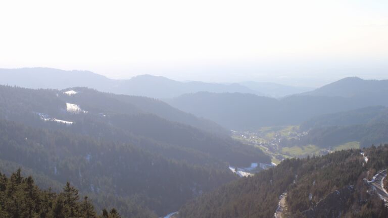 Dieses Bild zeigt eine Webcam-Aufnahme vom Achertal, aufgenommen am Donnerstag, den 02.04.2026 um 18:20 Uhr. Die Temperatur betrug 6.1°C.