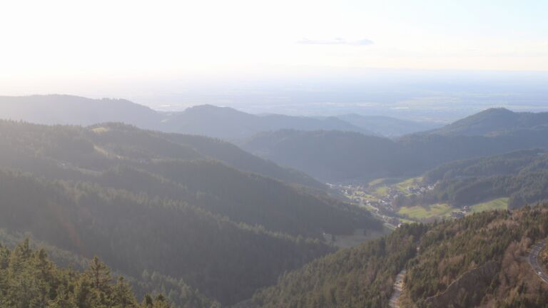 Dieses Bild zeigt eine Webcam-Aufnahme vom Achertal, aufgenommen am Sonntag, den 01.03.2026 um 17:00 Uhr. Die Temperatur betrug 8.5°C.