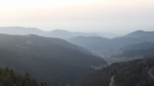 Dieses Bild zeigt eine Webcam-Aufnahme vom Achertal, aufgenommen am Donnerstag, den 05.03.2026 um 17:30 Uhr. Die Temperatur betrug 10.3°C.