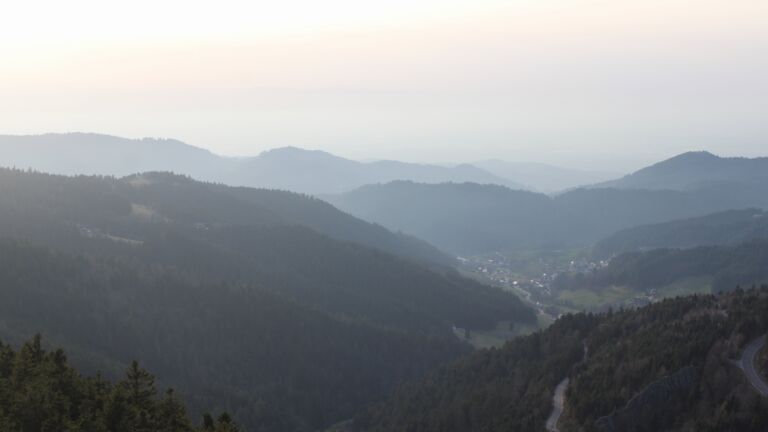 Dieses Bild zeigt eine Webcam-Aufnahme vom Achertal, aufgenommen am Donnerstag, den 05.03.2026 um 17:30 Uhr. Die Temperatur betrug 10.3°C.