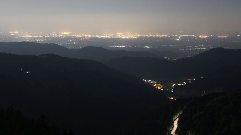 Dieses Bild zeigt eine Webcam-Aufnahme vom Achertal, aufgenommen am Samstag, den 10.05.2025 um 03:40 Uhr. Die Temperatur betrug 4.2°C.
