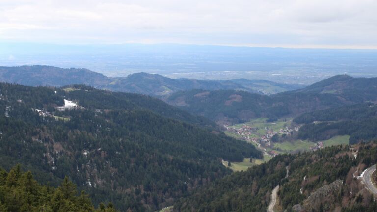 Dieses Bild zeigt eine Webcam-Aufnahme vom Achertal, aufgenommen am Samstag, den 04.04.2026 um 17:00 Uhr. Die Temperatur betrug 7.8°C.