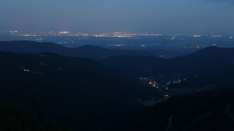 Dieses Bild zeigt eine Webcam-Aufnahme vom Achertal, aufgenommen am Freitag, den 11.07.2025 um 04:40 Uhr. Die Temperatur betrug 13.8°C.