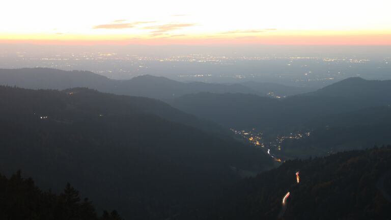 Dieses Bild zeigt eine Webcam-Aufnahme vom Achertal, aufgenommen am Samstag, den 11.10.2025 um 19:30 Uhr. Die Temperatur betrug 8°C.