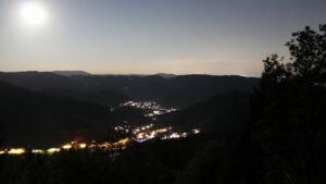 Dieses Bild zeigt eine Webcam-Aufnahme vom Achertal, aufgenommen am Samstag, den 22.08.2026 um 22:30 Uhr. Die Temperatur betrug 14.2°C.