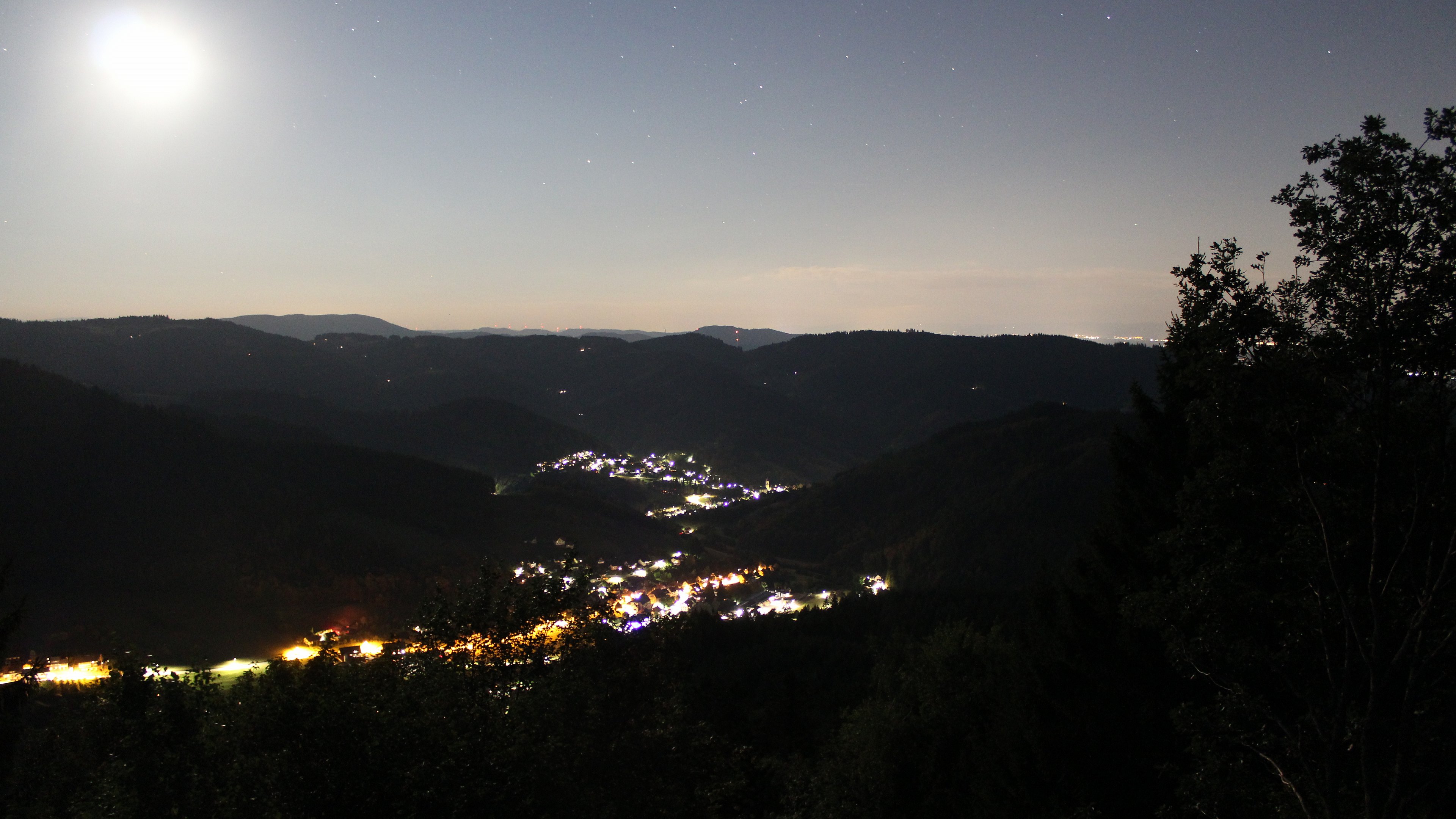 Dieses Bild zeigt eine Webcam-Aufnahme vom Achertal, aufgenommen am Samstag, den 22.08.2026 um 22:30 Uhr. Die Temperatur betrug 14.2°C.