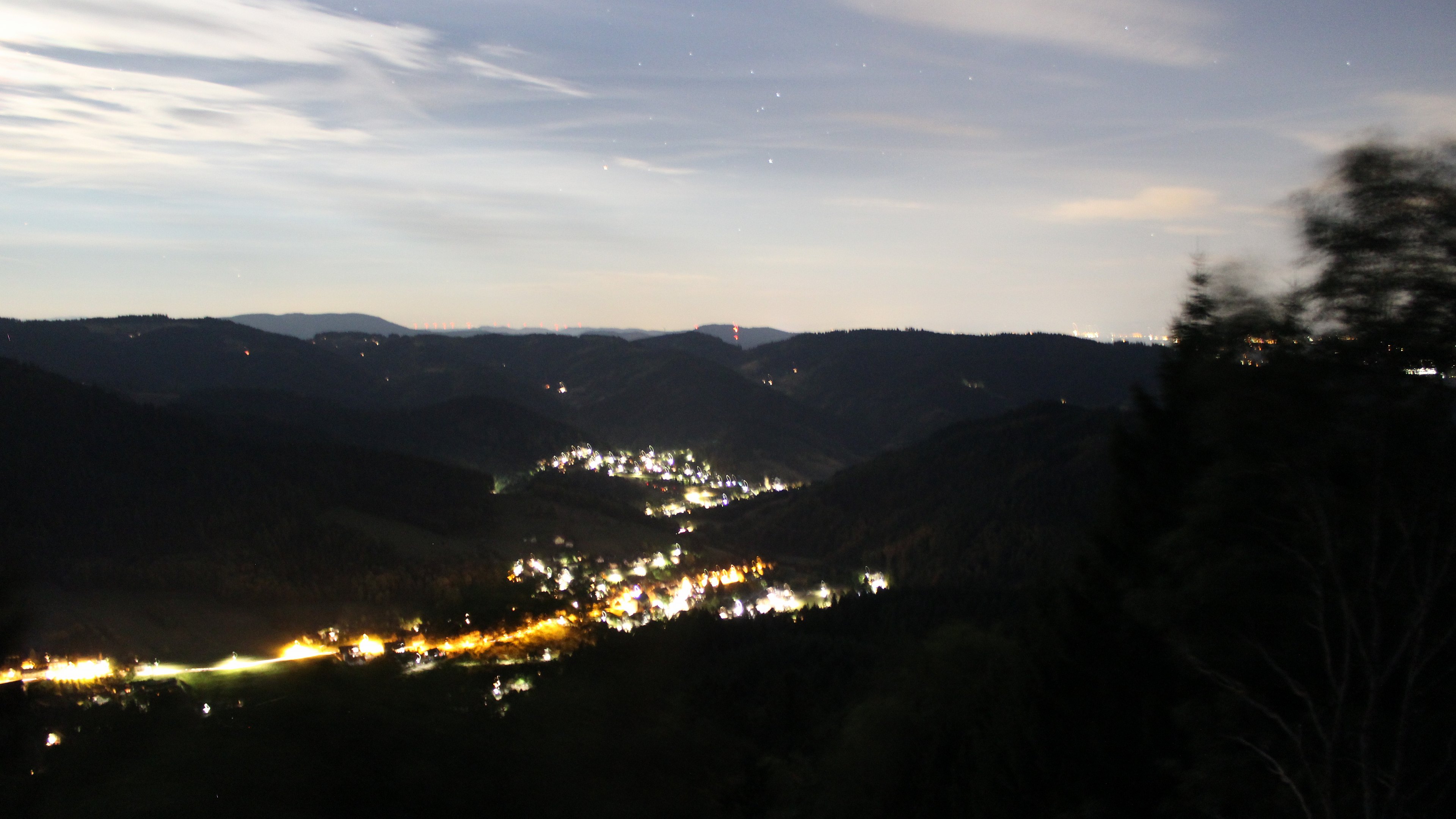 Dieses Bild zeigt eine Webcam-Aufnahme vom Achertal, aufgenommen am Sonntag, den 23.08.2026 um 22:30 Uhr. Die Temperatur betrug 15.2°C.