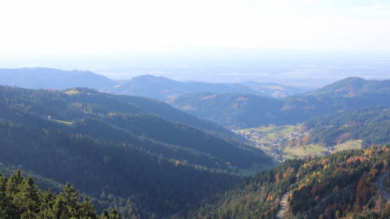 Dieses Bild zeigt eine Webcam-Aufnahme vom Achertal, aufgenommen am Donnerstag, den 30.10.2025 um 14:50 Uhr. Die Temperatur betrug 7.4°C.