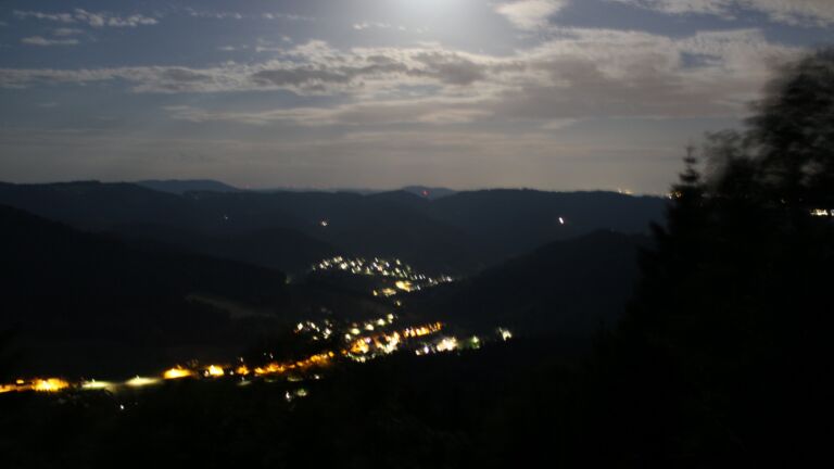 Dieses Bild zeigt eine Webcam-Aufnahme vom Achertal, aufgenommen am Dienstag, den 23.06.2026 um 23:30 Uhr. Die Temperatur betrug 24.7°C.