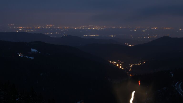 Dieses Bild zeigt eine Webcam-Aufnahme vom Achertal, aufgenommen am Dienstag, den 27.01.2026 um 18:00 Uhr. Die Temperatur betrug 2.9°C.