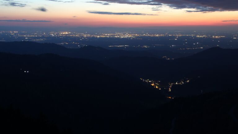 Dieses Bild zeigt eine Webcam-Aufnahme vom Achertal, aufgenommen am Dienstag, den 21.04.2026 um 21:20 Uhr. Die Temperatur betrug 2.4°C.