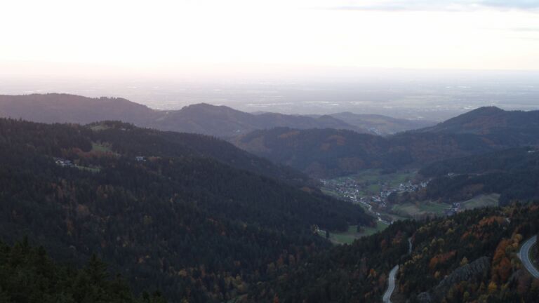 Dieses Bild zeigt eine Webcam-Aufnahme vom Achertal, aufgenommen am Freitag, den 24.10.2025 um 18:30 Uhr. Die Temperatur betrug 2.4°C.