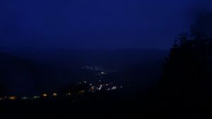Dieses Bild zeigt eine Webcam-Aufnahme vom Achertal, aufgenommen am Freitag, den 12.06.2026 um 04:30 Uhr. Die Temperatur betrug 8.4°C.