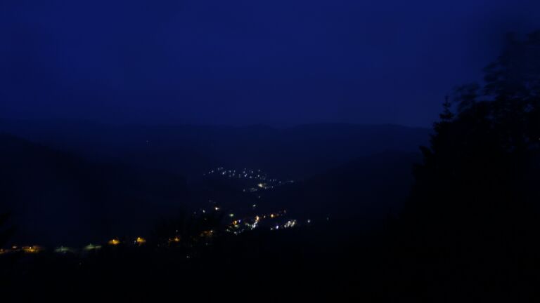 Dieses Bild zeigt eine Webcam-Aufnahme vom Achertal, aufgenommen am Freitag, den 12.06.2026 um 04:30 Uhr. Die Temperatur betrug 8.4°C.