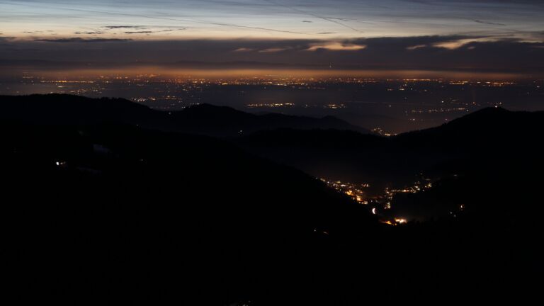 Dieses Bild zeigt eine Webcam-Aufnahme vom Achertal, aufgenommen am Samstag, den 17.01.2026 um 18:10 Uhr. Die Temperatur betrug 5.3°C.