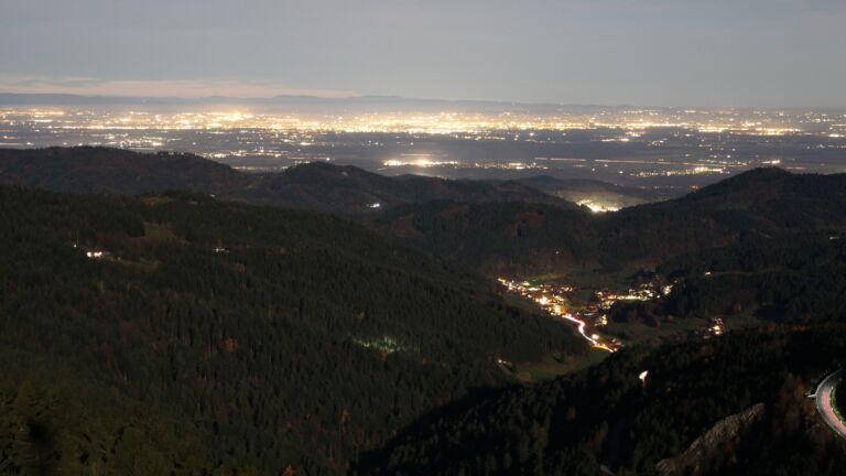 Dieses Bild zeigt eine Webcam-Aufnahme vom Achertal, aufgenommen am Mittwoch, den 05.11.2025 um 18:30 Uhr. Die Temperatur betrug 11.8°C.