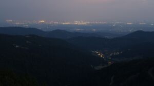 Dieses Bild zeigt eine Webcam-Aufnahme vom Achertal, aufgenommen am Dienstag, den 01.07.2025 um 04:30 Uhr. Die Temperatur betrug 22.4°C.