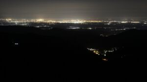 Dieses Bild zeigt eine Webcam-Aufnahme vom Achertal, aufgenommen am Freitag, den 17.04.2026 um 04:30 Uhr. Die Temperatur betrug 9.8°C.